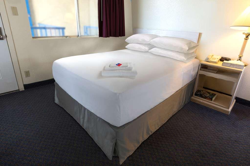 Days Inn & Suites By Wyndham Caseyville Room photo