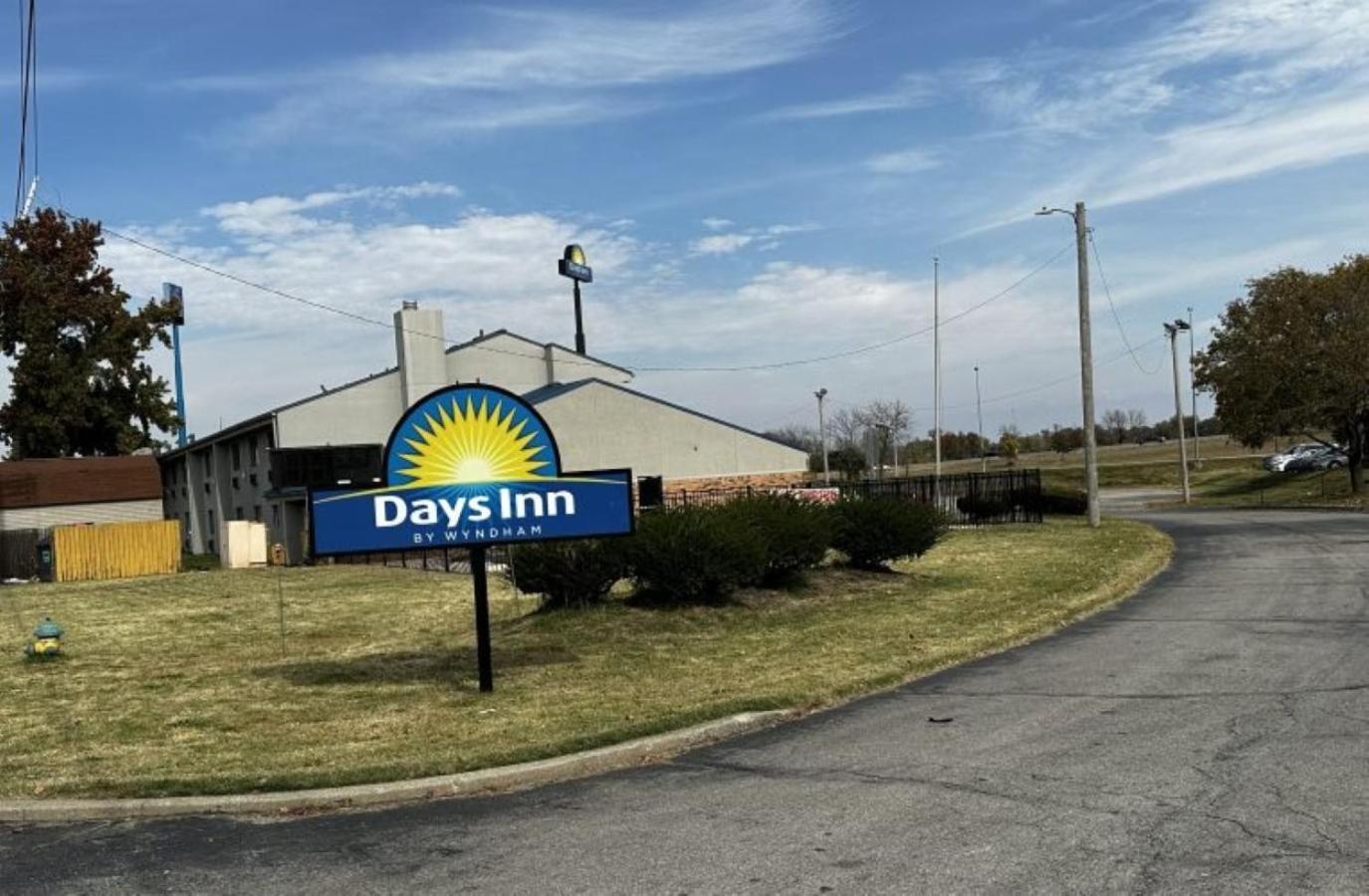 Days Inn & Suites By Wyndham Caseyville Exterior photo