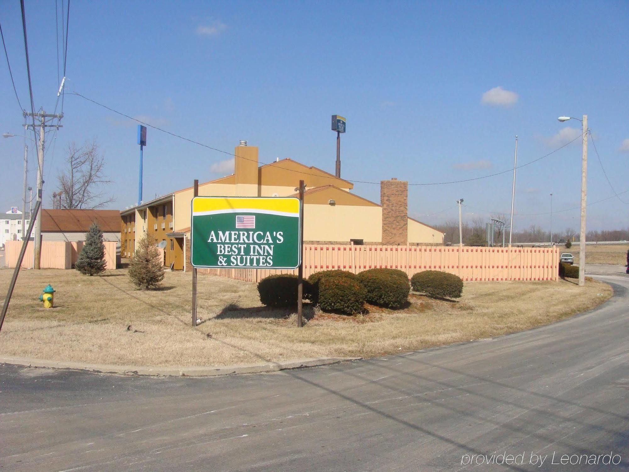 Days Inn & Suites By Wyndham Caseyville Exterior photo